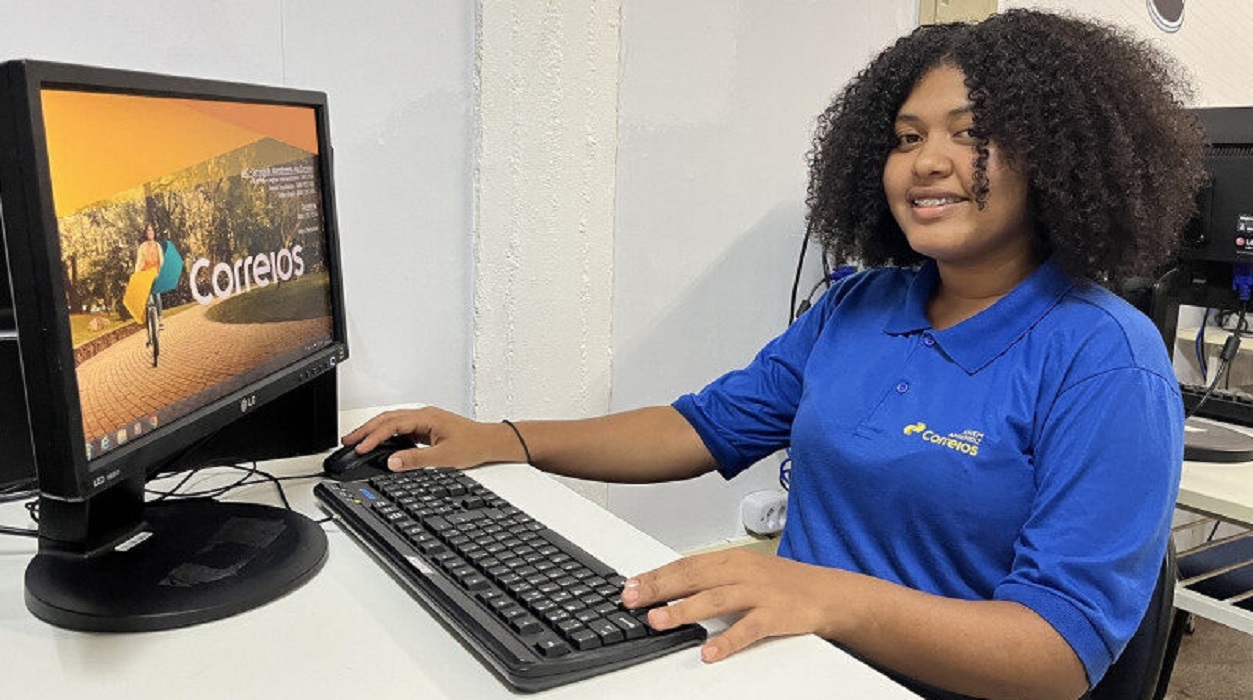 Jovem Aprendiz dos Correios em frente ao computador