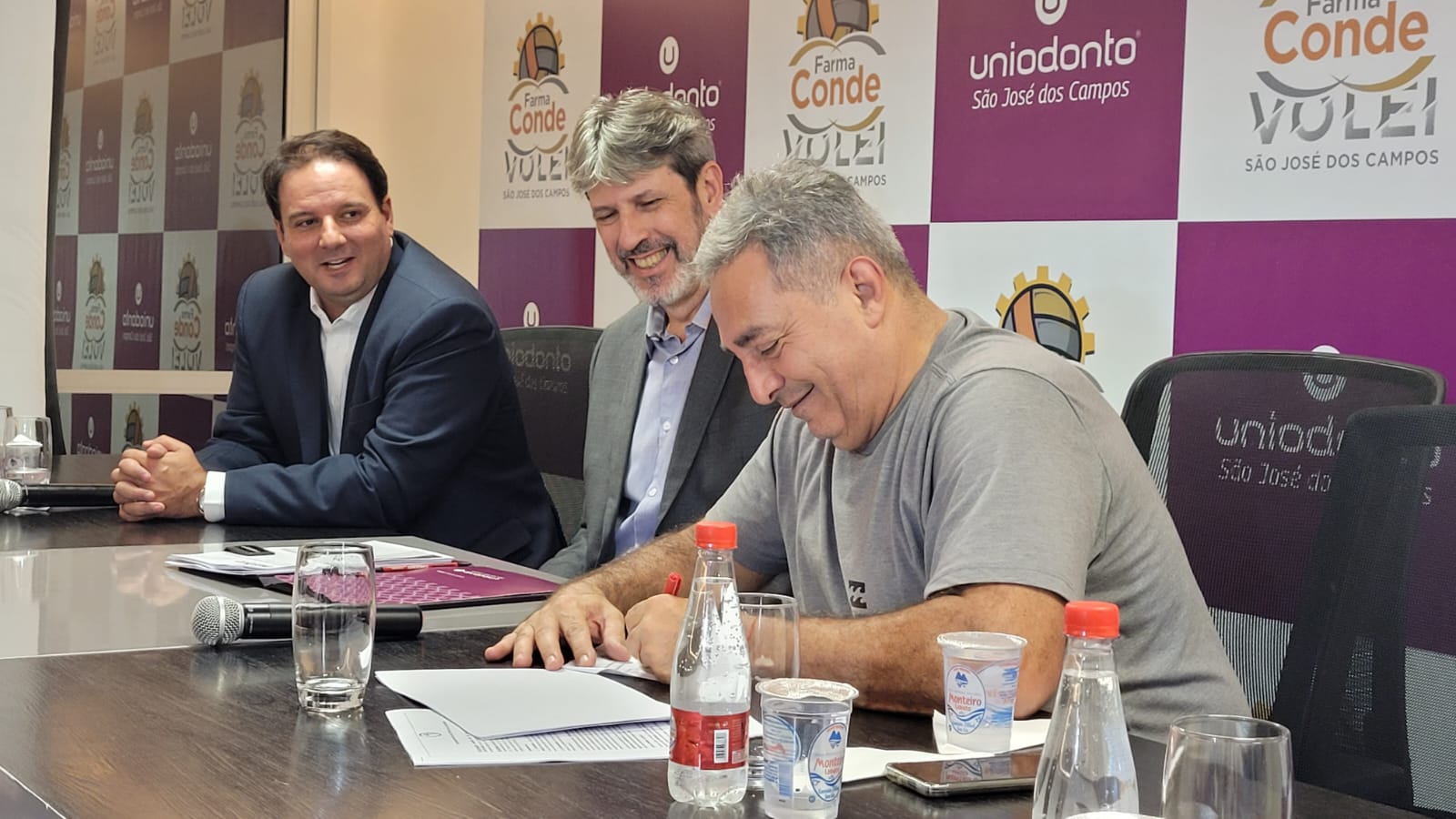 Ricardo Navajas, do Vôlei São José, assina contrato de patrocínio com a Uniodonto