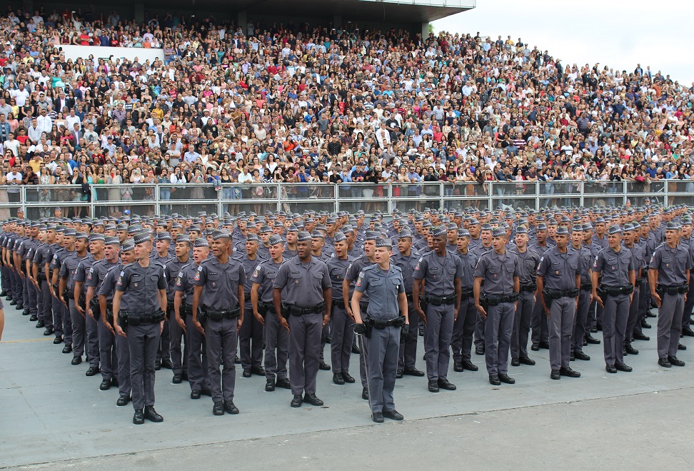 Policiais limitares em formatura. Alesp aprovou aumento de salário para forças de segurança