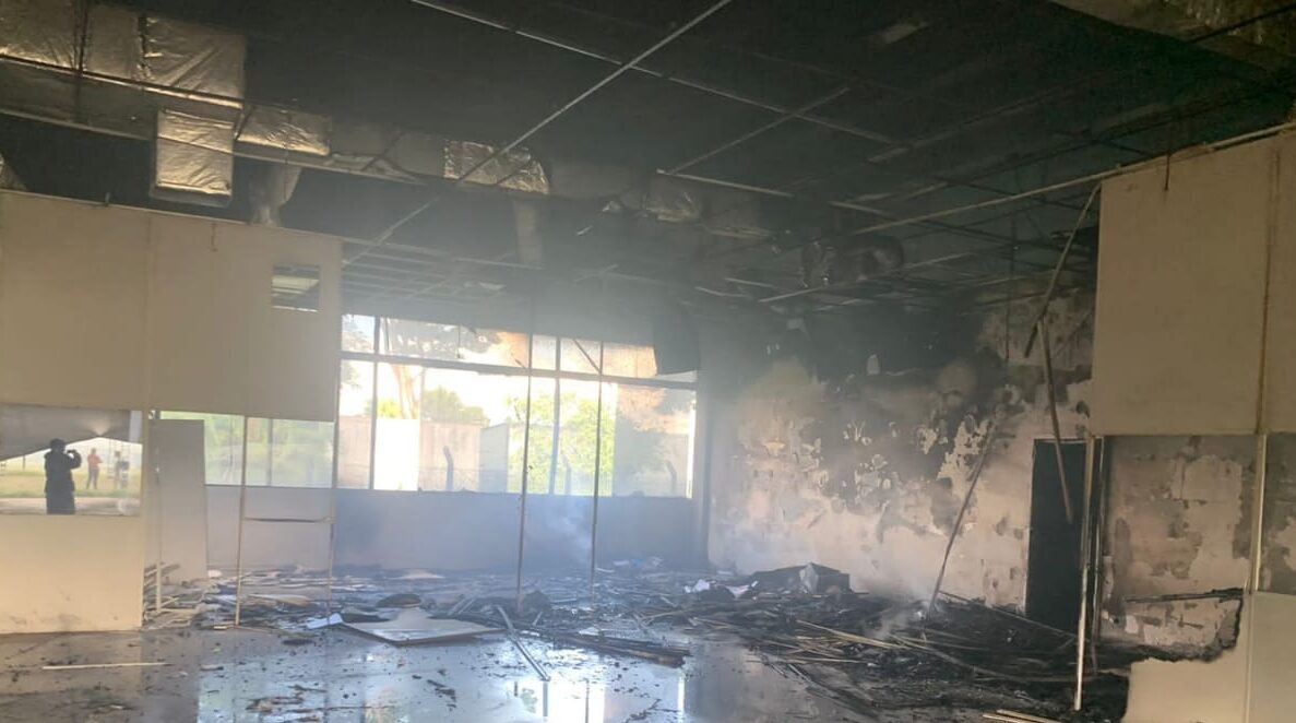 Galpão abandonado pega fogo em São José dos Campos nesta quinta-feira (11)