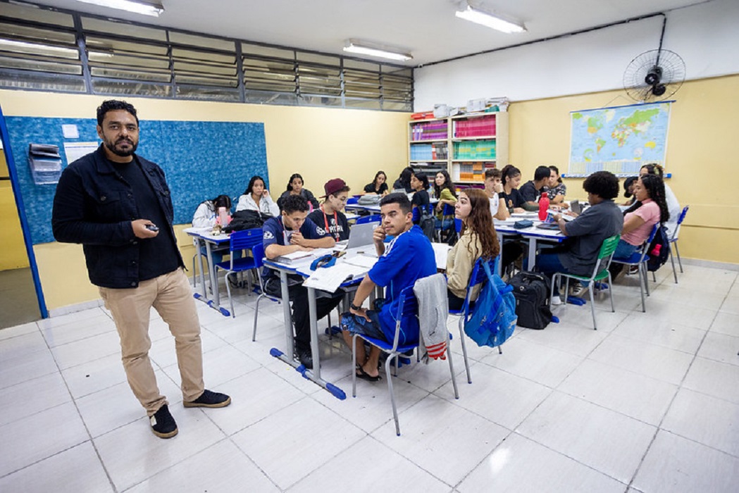 Professor em sala de aula com alunos. Concurso público do Estado de SP vai contratar 747 professores no Vale do Paraíba