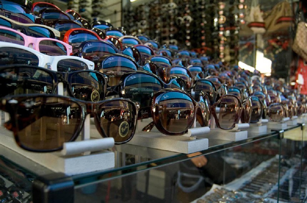 Óculos de sol expostos em loja de comércio popular. Procon faz faz pesquisa sobre produtos falsificados