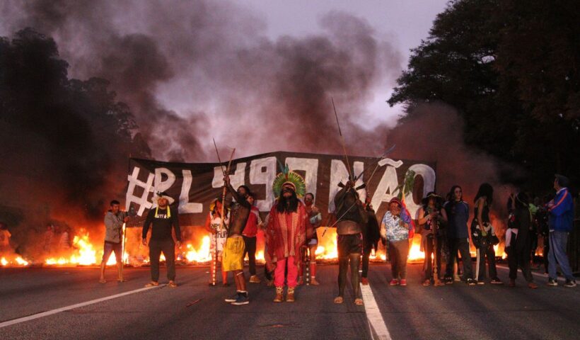 manifestantes fecham rodovia contra o marco temporal