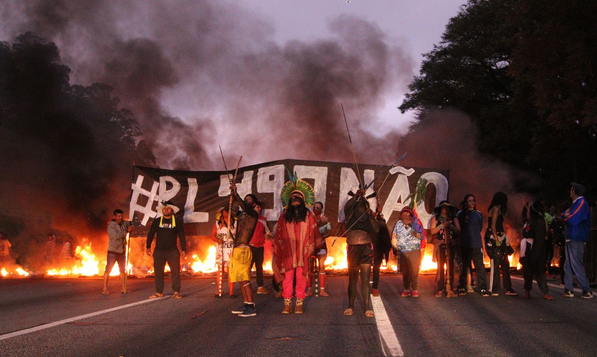 manifestantes fecham rodovia contra o marco temporal