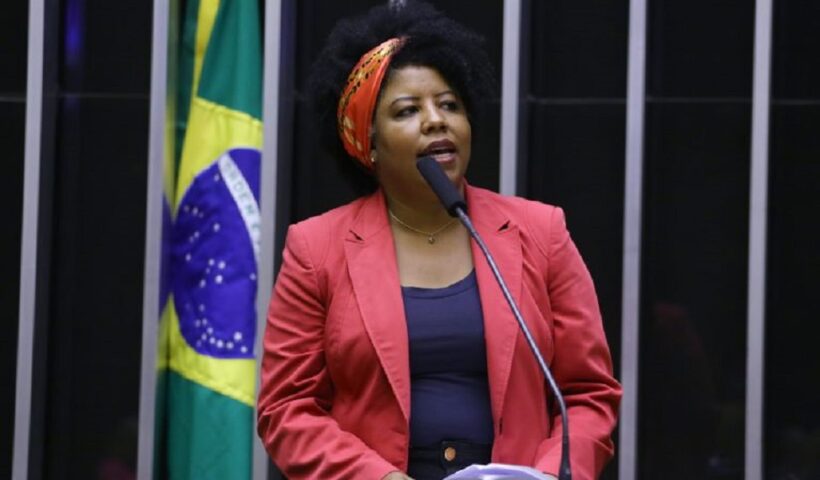 Deputada Jack Rocha, do PT, que teve sulei aprovada, e estabelece salários iguais entre homens e mulheres que desempenham a mesma função