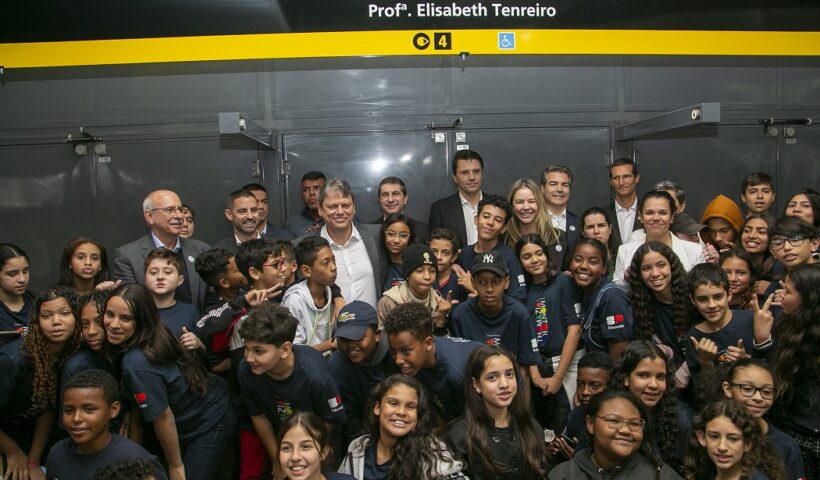 Tarcísio de Freitas com alunos da escola onde trabalhava a professora Elisabeth Tenreiro