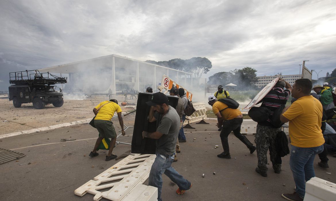 Manifestantes durante atos golpistas de 8 de janeiro. Condenados por 8 de janeiro ficam de fora do indulto natalino
