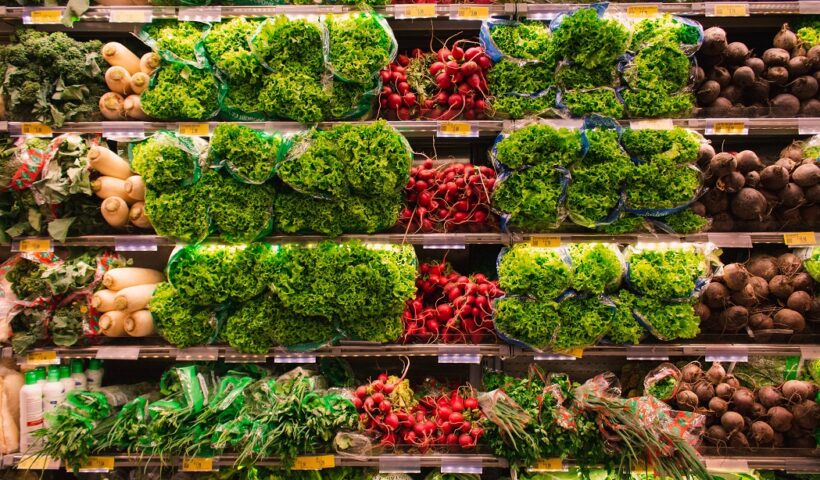 Verduras e legumes em gôndola de mercado. Nupes aponta estabilidade no mês de abril no preço da cesta básica