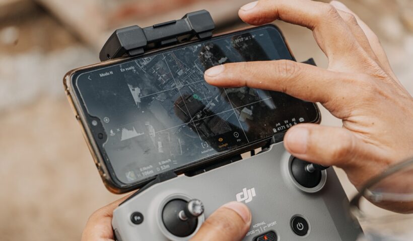 Diak Drone, seria mais uma inonação? Na foto, uma mão controlando equipamento que navega um drone