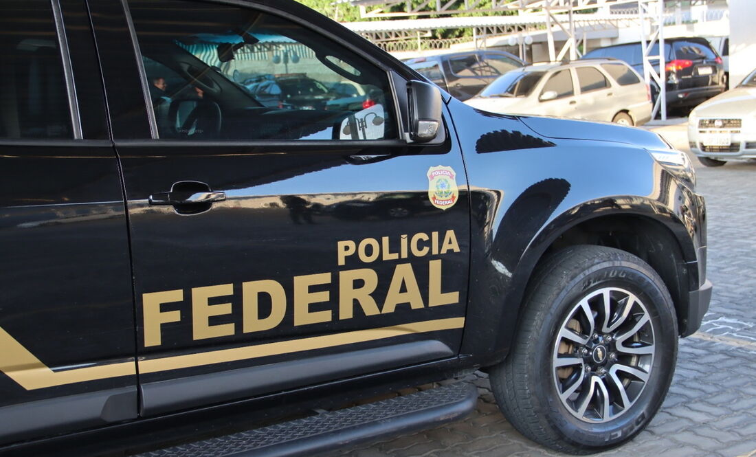 viatura PF - polícia federal: Idoso é preso com mais de 850 mídias contendo pornografia infantil em Taubaté
