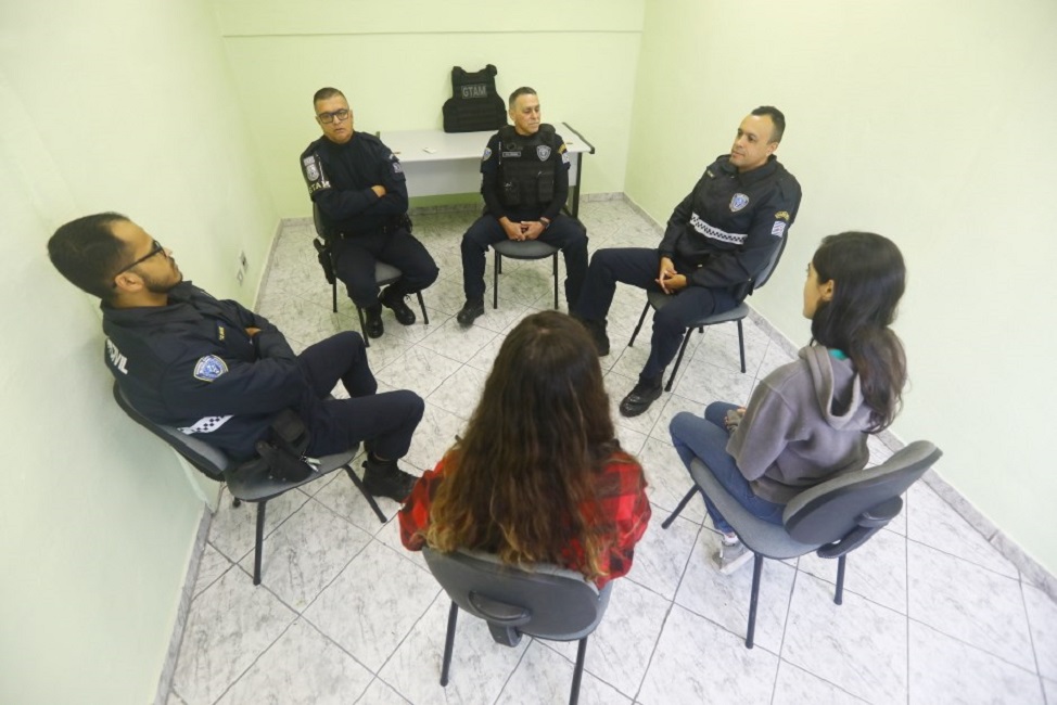 Agentes da GCM de SJC recebendo atividade terapêutica