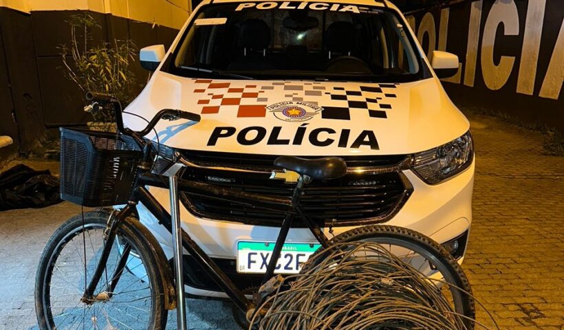 Bicicleta, fios roubados e viatura da PM. PM de Ubatuba prende suspeito de furto de fiação de rede de distribuição elétrica