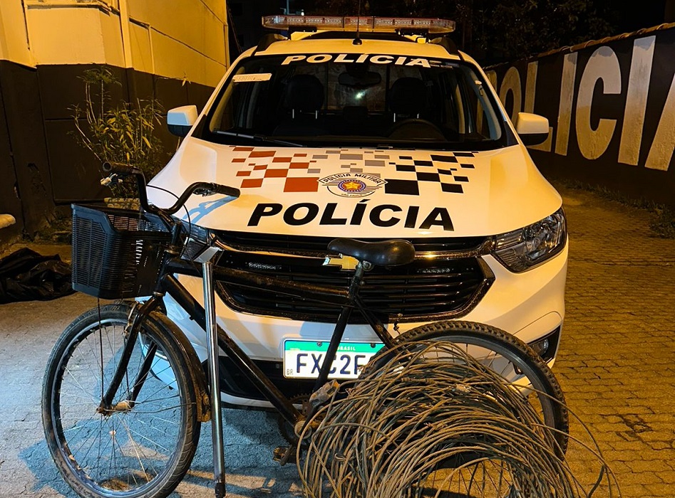 Bicicleta, fios roubados e viatura da PM. PM de Ubatuba prende suspeito de furto de fiação de rede de distribuição elétrica