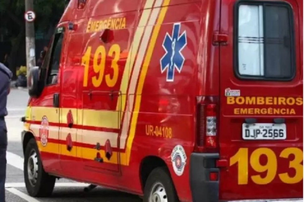 Viatura do SAMU. Bombeiros socorreram vítimas que caíram de carro no rio Sapucaí, em Campos do Jordão