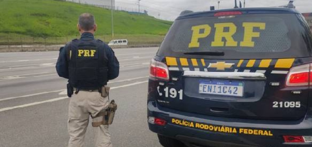 Homem em surto psiquiátrico causa acidente e é resgatado pela PRF, na Nélson d'Ávila, em São José