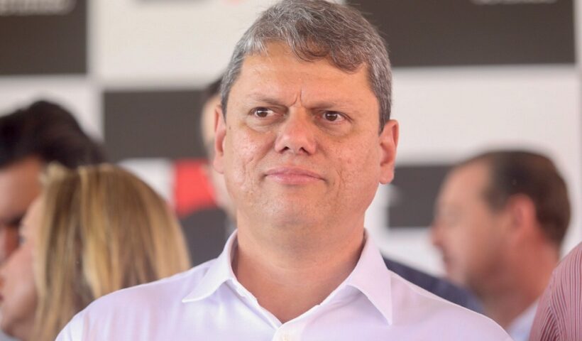 Fovernador Tarcísio de Freitas que anunciou salário mínimo de R$ 1.550 para o estado