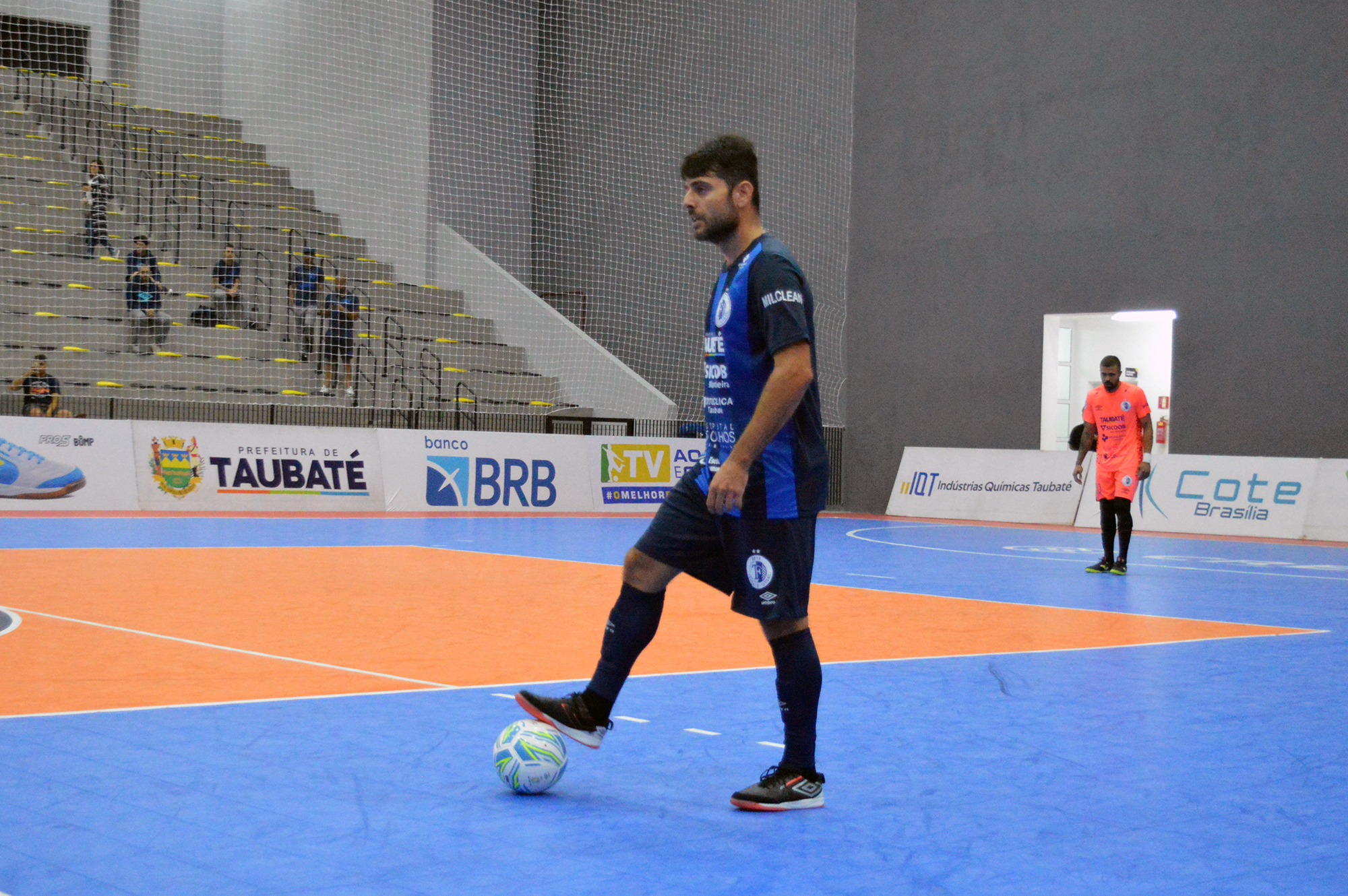 Taubaté Futsal em ação no ginásio Tuta, em Mogi das Cruzes