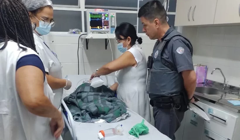 São José dos Campos: Policiais militares salvam bebê de 4 meses que estava desacordado por falta de ar
