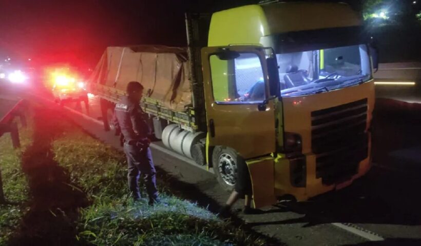 Motorista é sequestrado em roubo de caminhão, mas é liberado e veículo é recuperado pela polícia