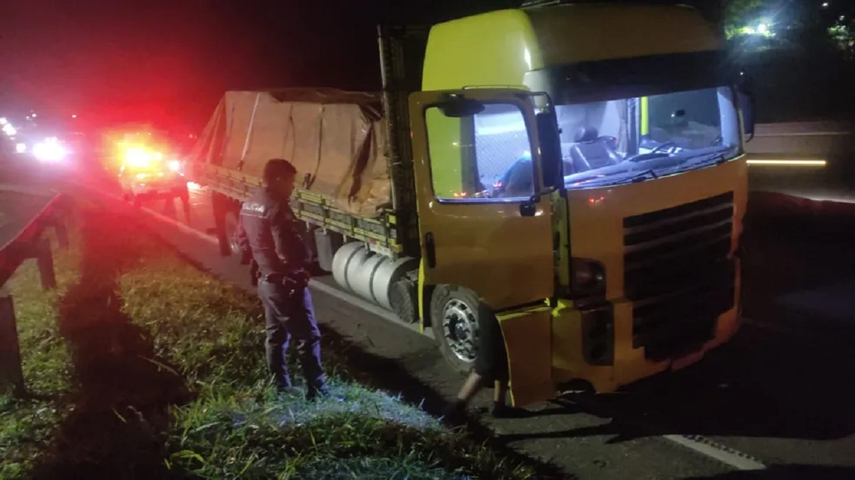 Motorista é sequestrado em roubo de caminhão, mas é liberado e veículo é recuperado pela polícia