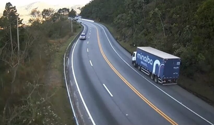 Caminhão tomba na rodovia Floriano Rodrigues Pinheiro