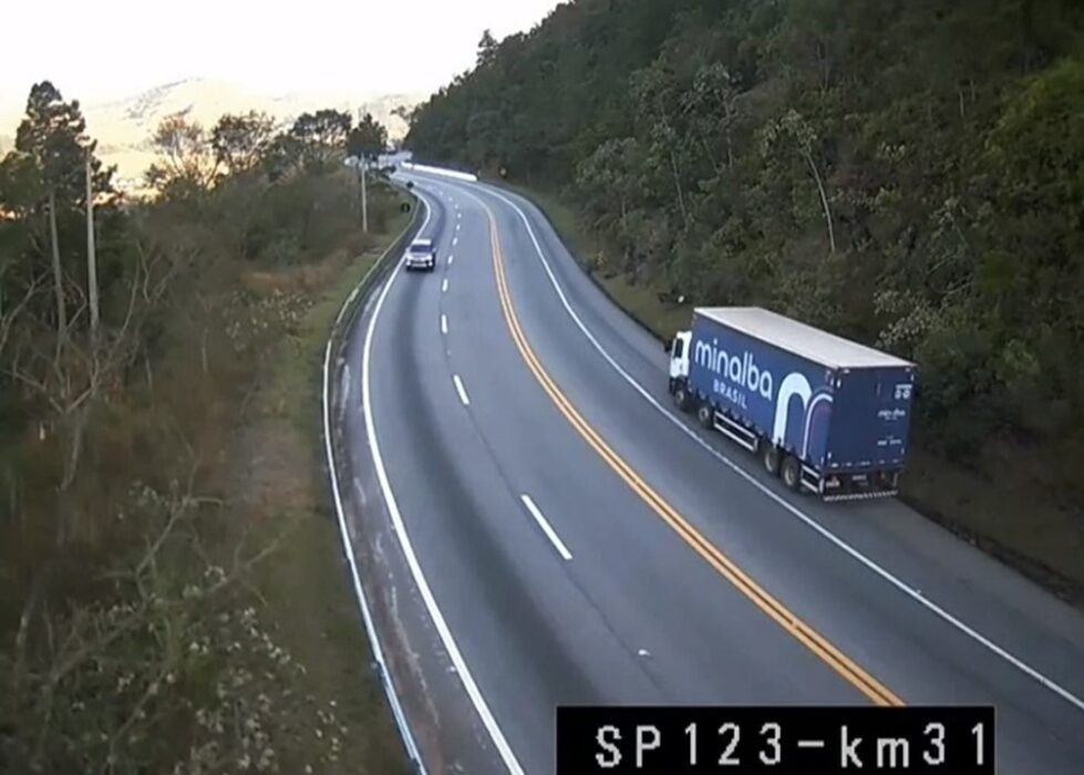 Caminhão tomba na rodovia Floriano Rodrigues Pinheiro