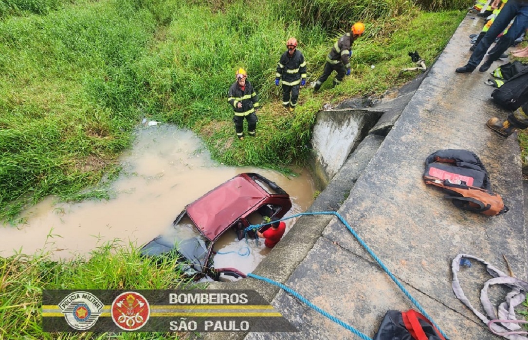 Mulher morre após veículo cair no córrego Rio Comprido