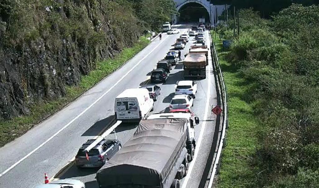 Acidente na rodovia Floriano Rodrigues Pinheiro, causa congestionamento no trecho de Campos do Jordão