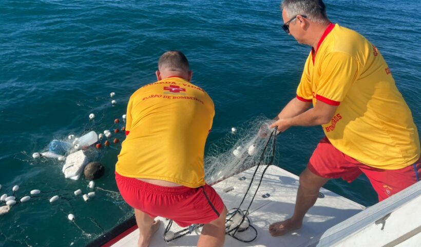 Bombeiros Marítimos retomam buscas por pescadores desaparecidos em Ubatuba; a embarcação foi encontrada