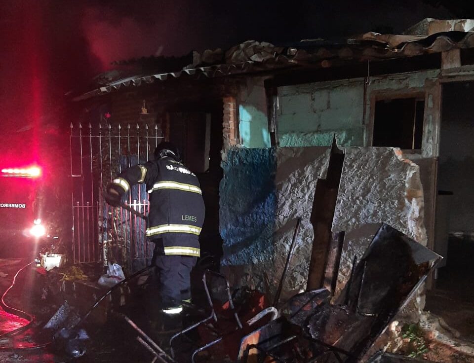 Incêndio em residência mobiliza Corpo de Bombeiros na madrugada desta sexta-feira (23) em São Francisco Xavier