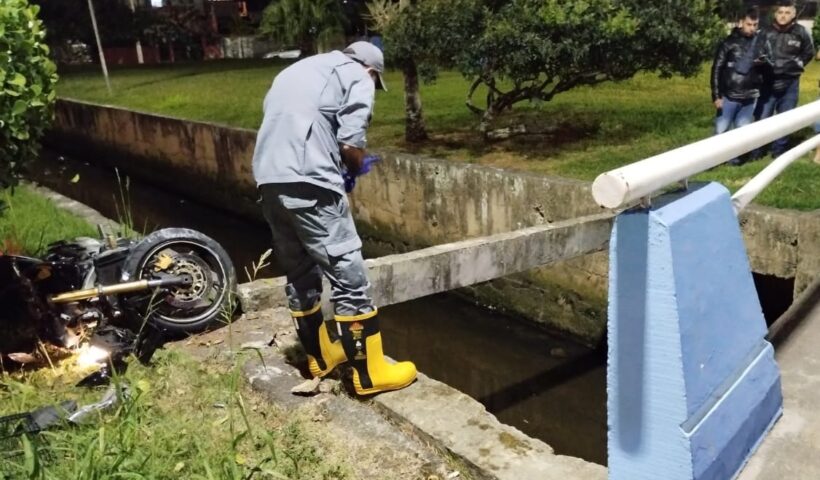 Motociclista morre após cair em córrego na cidade de Caraguatatuba