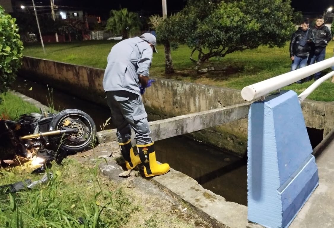 Motociclista morre após cair em córrego na cidade de Caraguatatuba