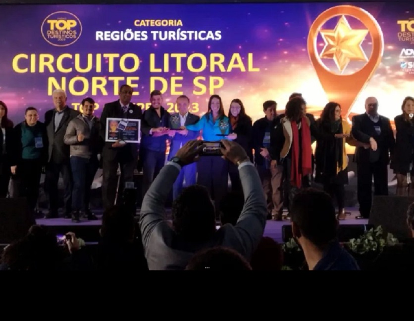 Representantes do Circuito Litoral Norte recebendo premiação no Top Destinos Turísticos 2023