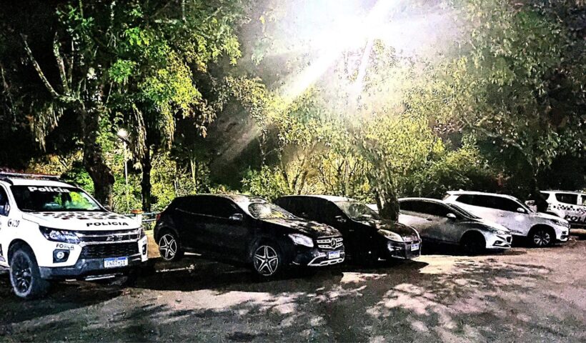 Carros roubados por criminosos que iriam praticar o Tribunal do Crime em SJC