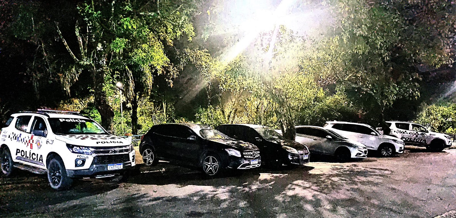 Carros roubados por criminosos que iriam praticar o Tribunal do Crime em SJC