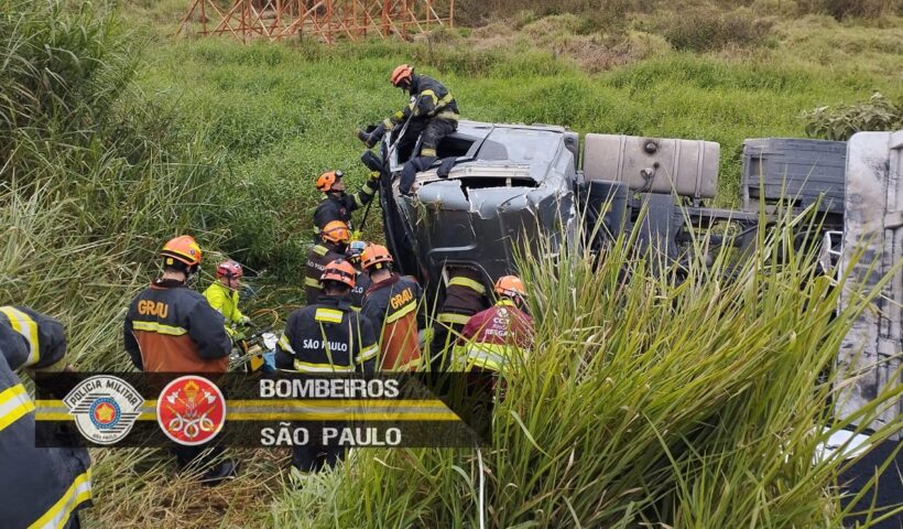 Bombeiros trabalhando no resgatre de homem que ficou preso nas ferragens de caminhão acidentado em Jacareí