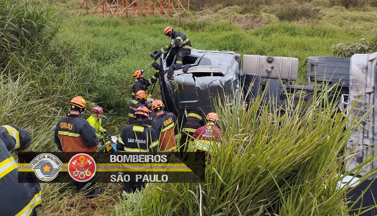 Bombeiros trabalhando no resgatre de homem que ficou preso nas ferragens de caminhão acidentado em Jacareí