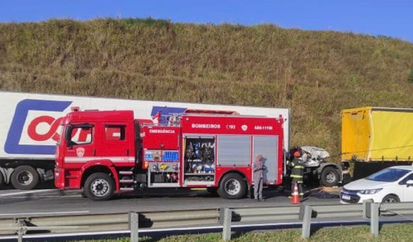 Acidente entre carretas na rodovia Carvalho Pinto resulta em uma vítima fatal e um ferido em Jacareí