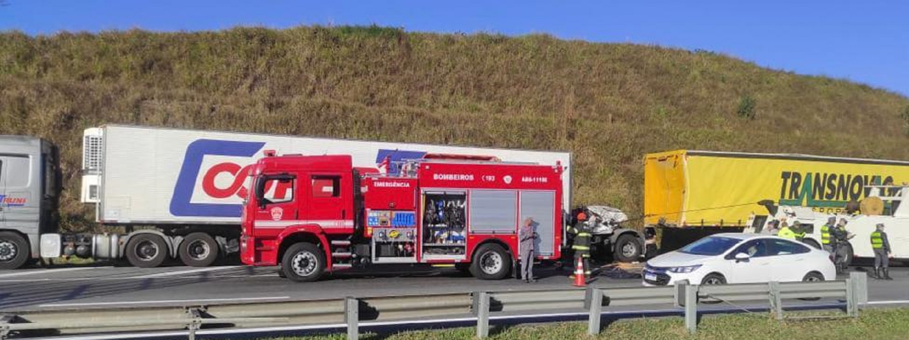 Acidente entre carretas na rodovia Carvalho Pinto resulta em uma vítima fatal e um ferido em Jacareí