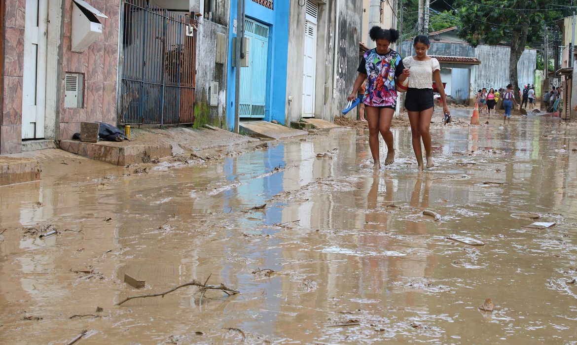 Prefeitura de São Sebastião suspende as aulas em bairros afetados pelas fortes chuvas