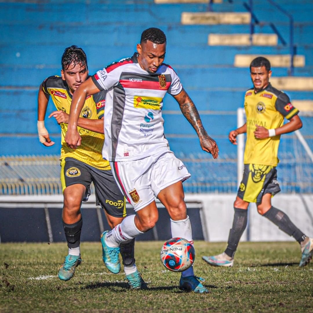 Jogo entre Atlético Joseense e Flamengo de Guarulhos, no Martins Pereira, pela 7ª rodada