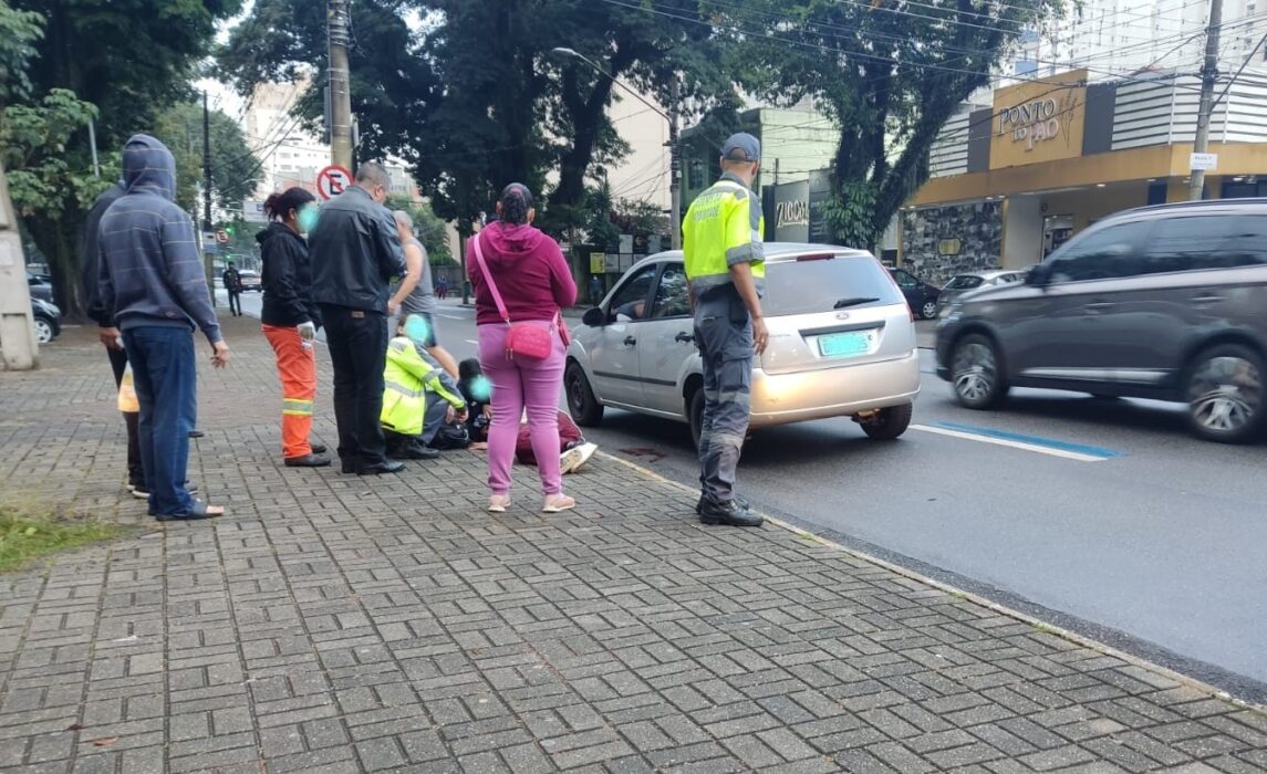 Jovem é atropelado ao descer de ônibus em frente à Praça Santos Dumont, em SJC