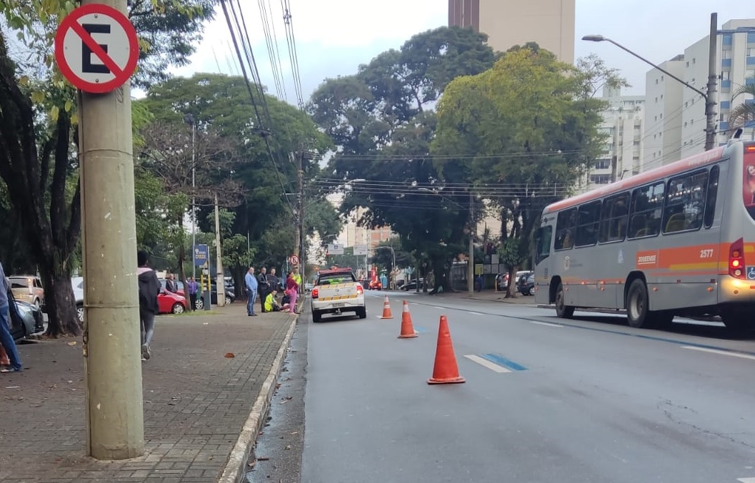 Jovem é atropelado ao descer de ônibus em frente à Praça Santos Dumont, em SJC