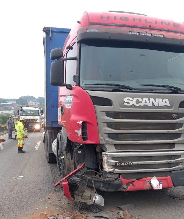 Acidente envolvendo dois caminhões e um veículo de passeio gera 6 km de lentidão na Rodovia Dutra