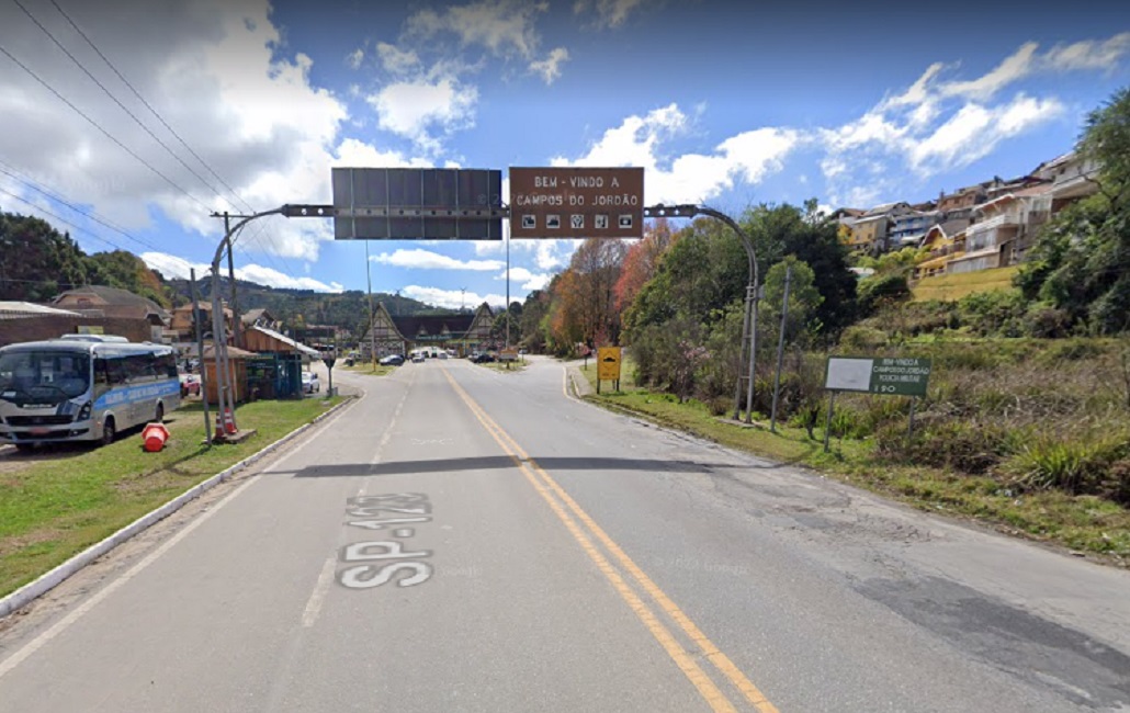 Acidente entre três veículos em Campos do Jordão