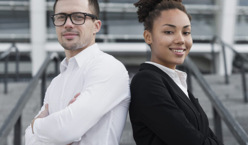 Homem e mulher, colegas de trabalho: tema é igualdade salarial