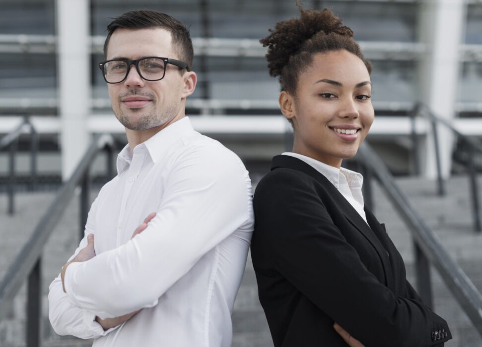 Homem e mulher, colegas de trabalho: tema é igualdade salarial