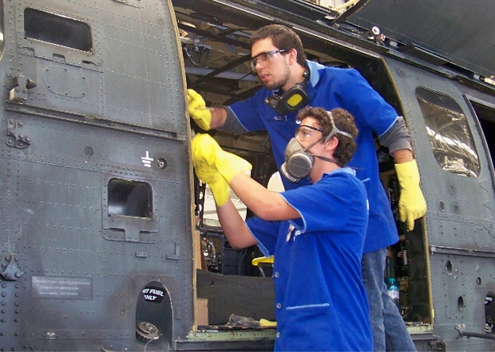 Escola de ciências aeronáuticas: alunos e professor em atividade
