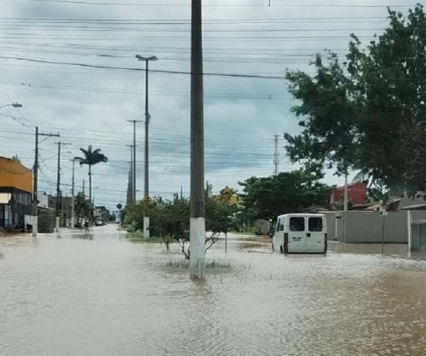 São Sebastião está em estado de alerta devido ao alto volume de chuva desde a noite de segunda-feira (12)
