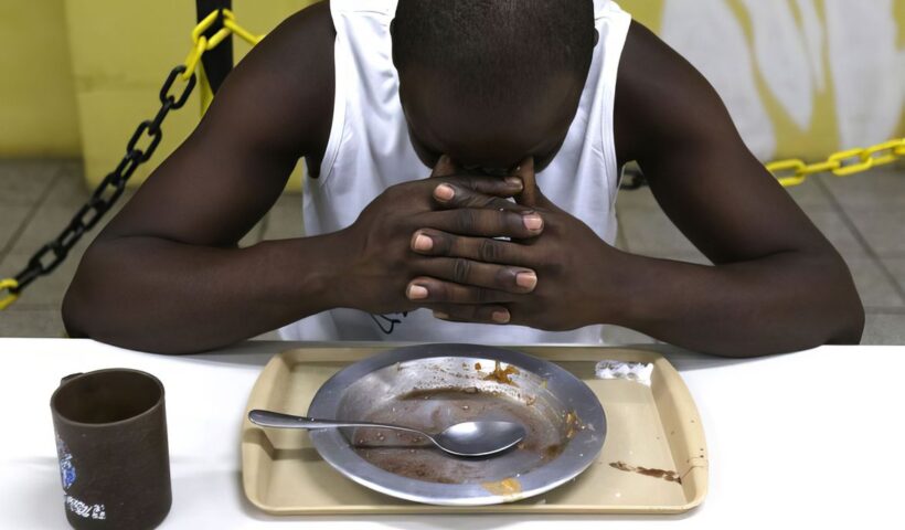 Rio de Janeiro (fome) - Morador de Rua após se alimantar em Ong no centro do Rio de Janeiro de distribui alimentação gratuita.